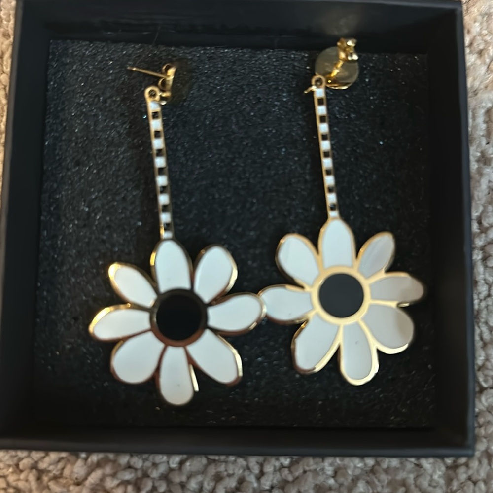 Never been used Georgia Perry flower earrings